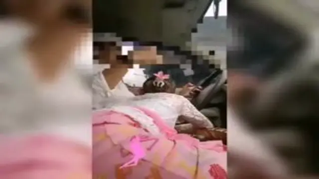 Baju Adat Bali Main Di Mobil